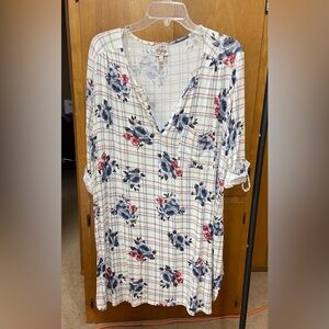 Como Vintage Woman 1X V-Neck White Red and Blue Floral Plaid Tunic or Dress